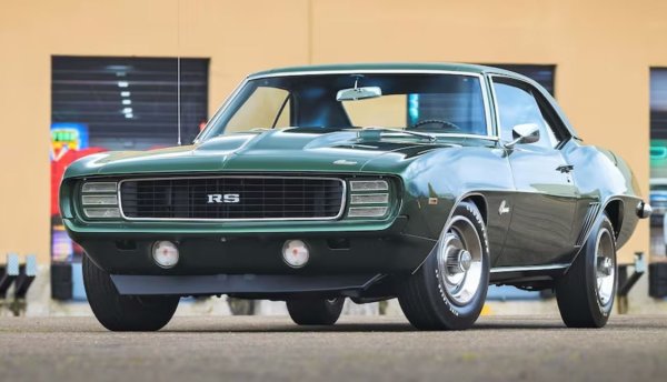 Това е най-популярната кола в търга на Mecum в Далас според онлайн трафика преди събитието.
Самата природа на модела му помага да привлече голям интерес, независимо от състоянието, възрастта или историята си.
Моделът е оборудван с  двигател COPO 9561 L7 8V с мощност 425 к.с., с автоматична скоростна кутия Turbo 400, пружини за тежки условия, мощни предни дискови спирачки, по-големи стабилизатори и 15x7-инчови рали джанти.
